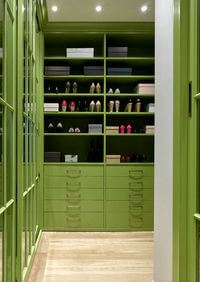 Г-образная гардеробная комната в зеленом цвете Туапсе