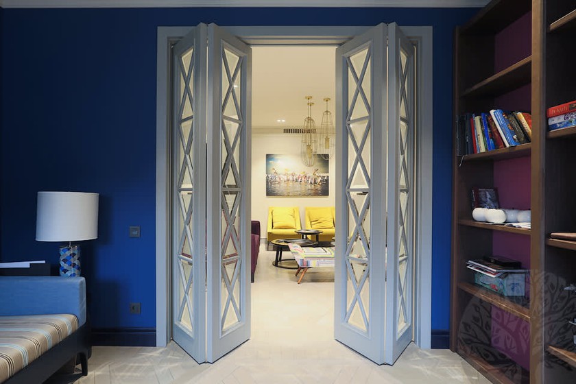 Двери гармошка  для гостиной со стеклами с разделителями Туапсе