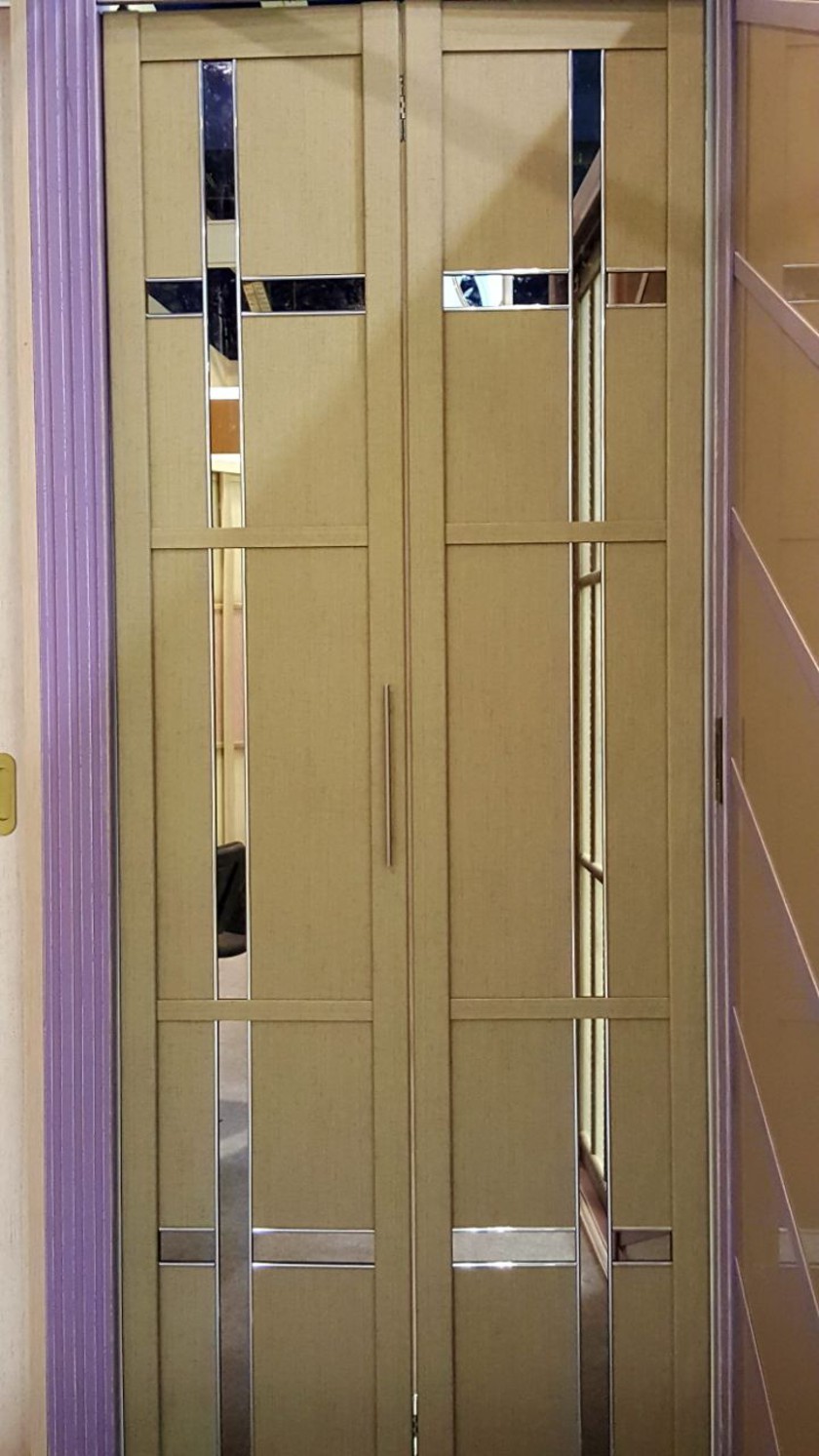 Двери гармошка шпонированные с зеркальным декором Туапсе