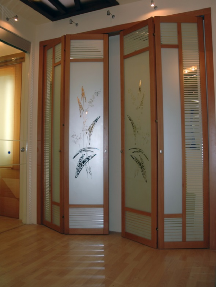 Широкие двери гармошка с матовым стеклом и рисунком Туапсе